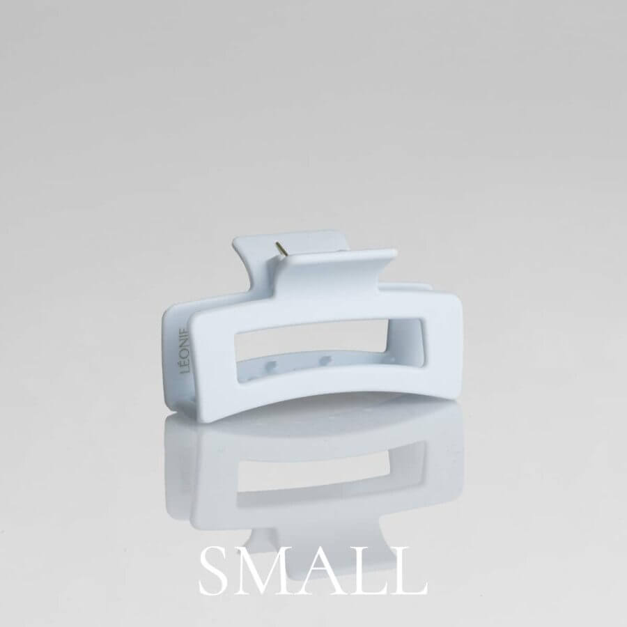 Ljusblå hårklämma i storlek small – matt finish i Léonie-design, produktbild mot ljus bakgrund