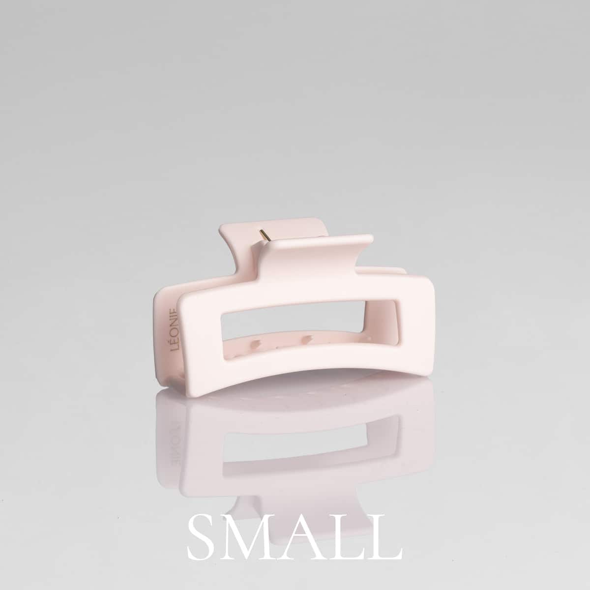 Pastellrosa hårklämma i storlek small – matt finish i Léonie-design, produktbild mot ljus bakgrund
