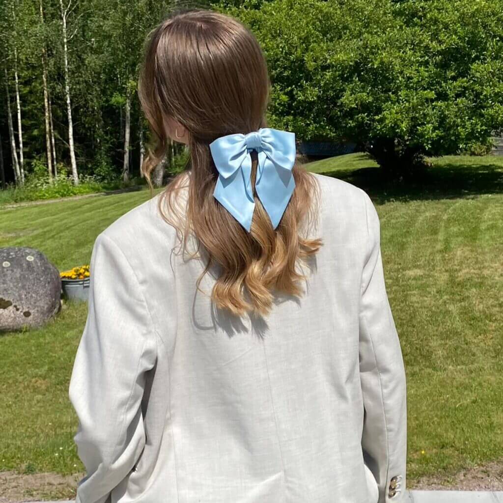 Ljusblå Sidenrosett-scrunchie i 100 % mullbärssilke