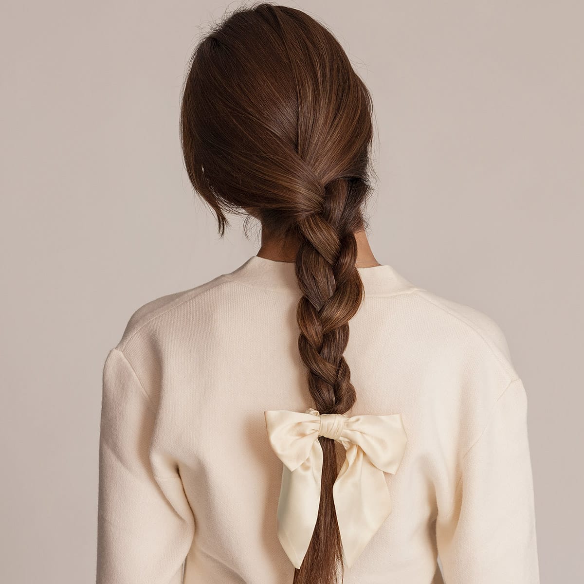 Champagne beskrivs som creme färgad & ljusgul nyans i vår sidenscrunchie med rosett - För skonsamt styling mot ditt hår