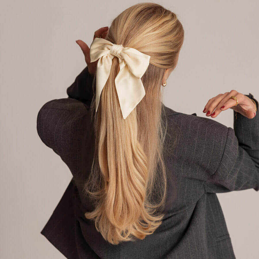 Ljus champagne färgad rosett i mullbärssilke med en scrunchie för skonsam hår styling