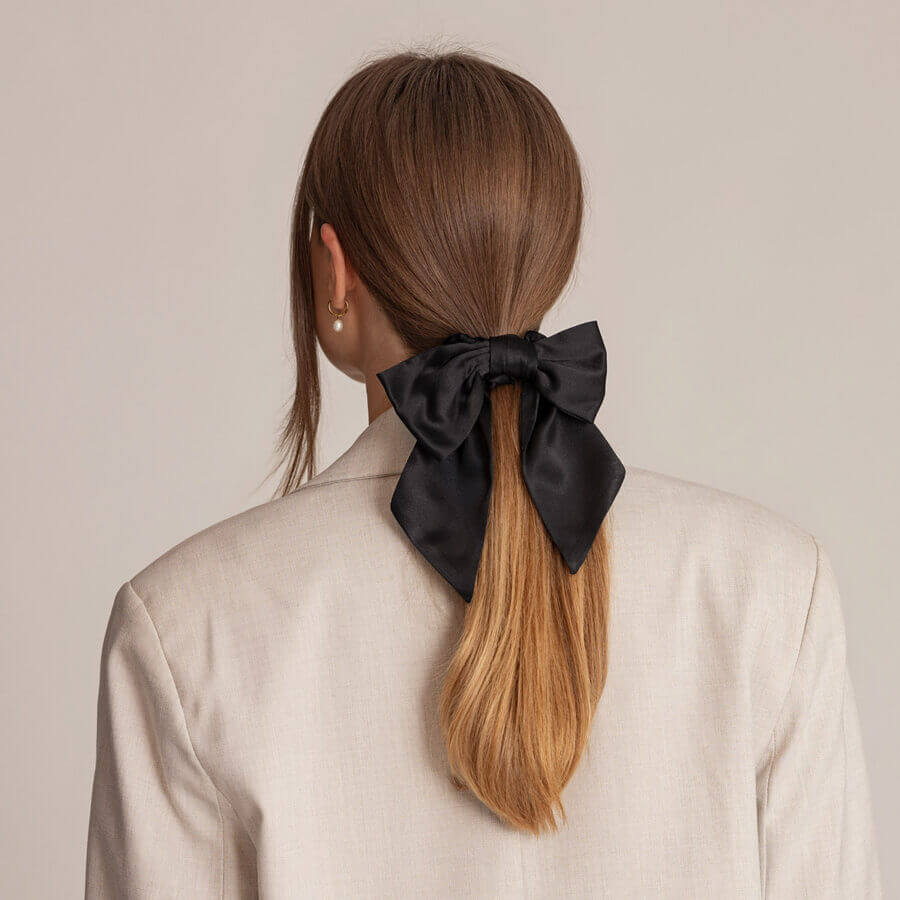 svart rosett scrunchie i silke för en snabb, enkel och lyxig frisyr