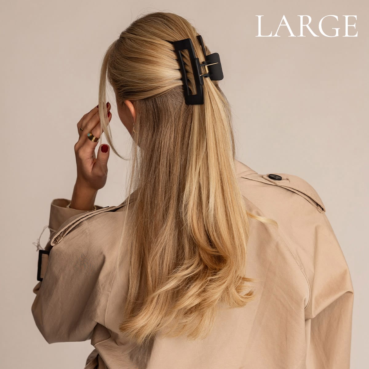 Svart hårklämma i large i långt tjockt hår med bra grepp - Blond modell