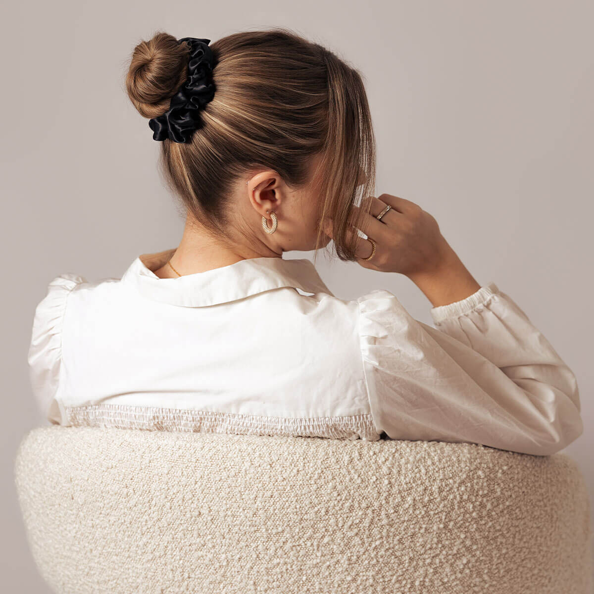 Sidenscrunchie-Svart-Fluffig-1