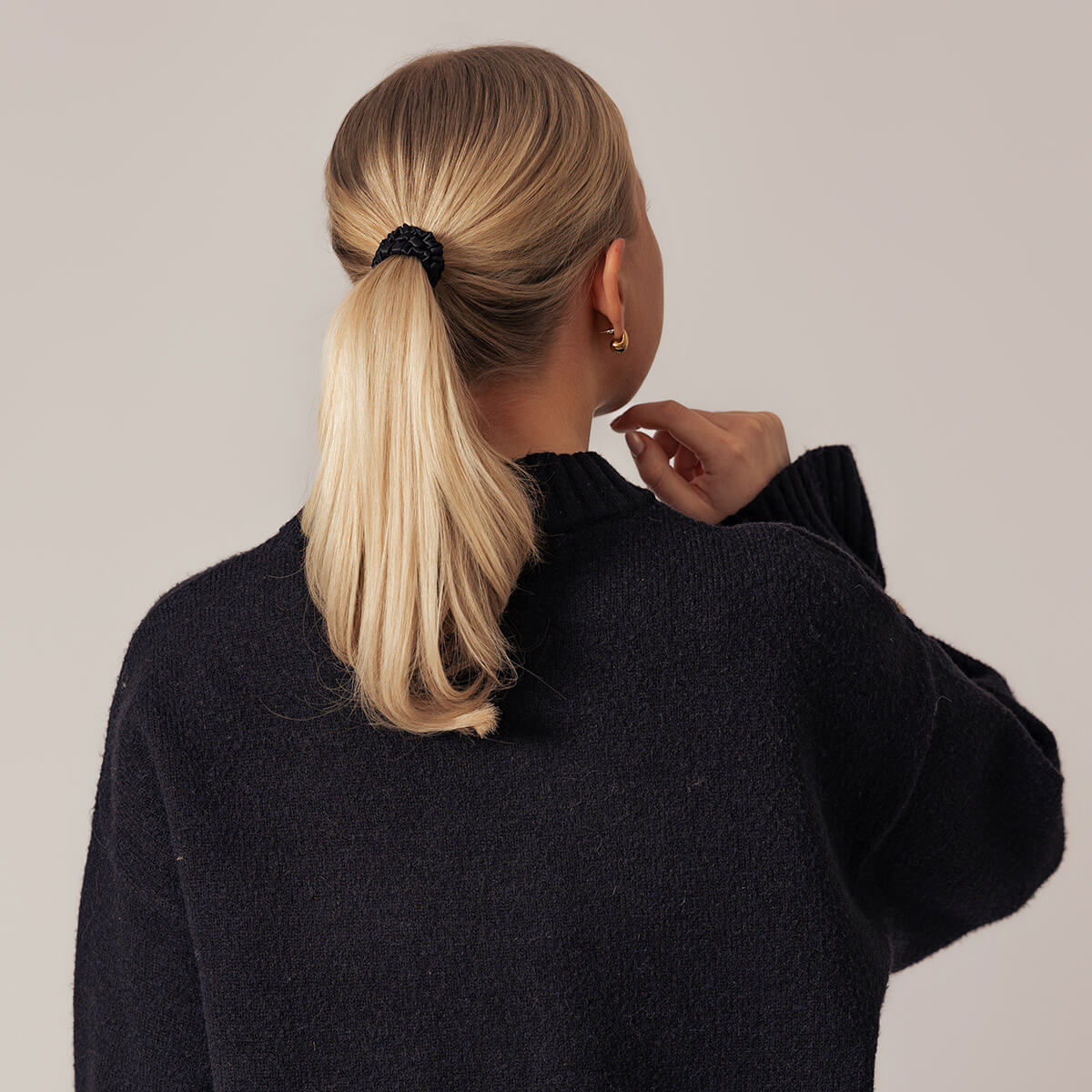 Sidenscrunchie-Svart-Large-3