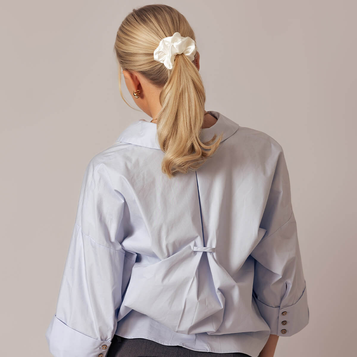 Sidenscrunchie-Vit-Fluffig-2
