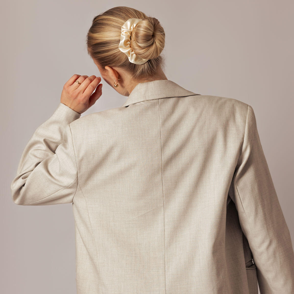 Sidenscrunchie-Champagne-Fluffig-1,1