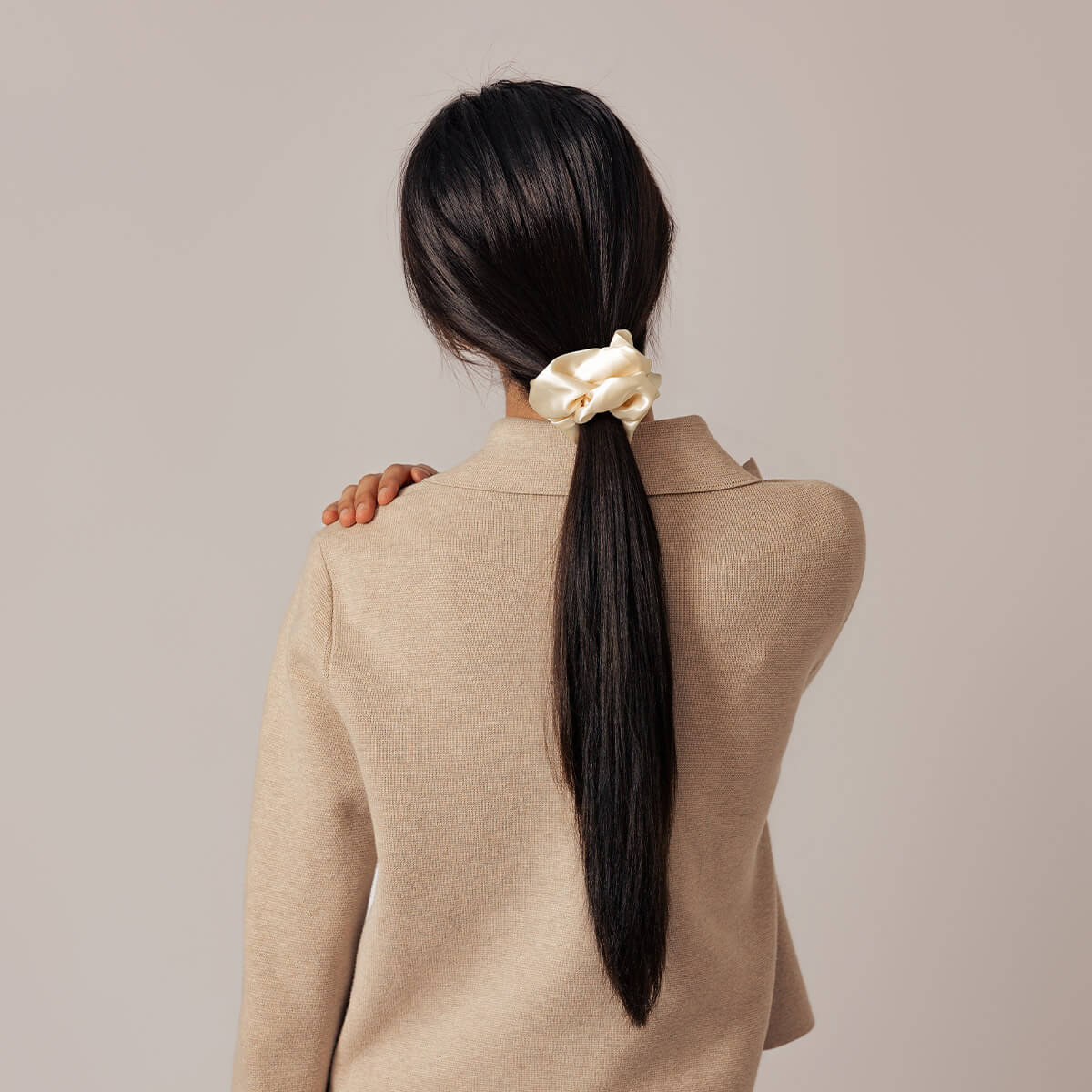 Sidenscrunchie-Champagne-Fluffig-2,1