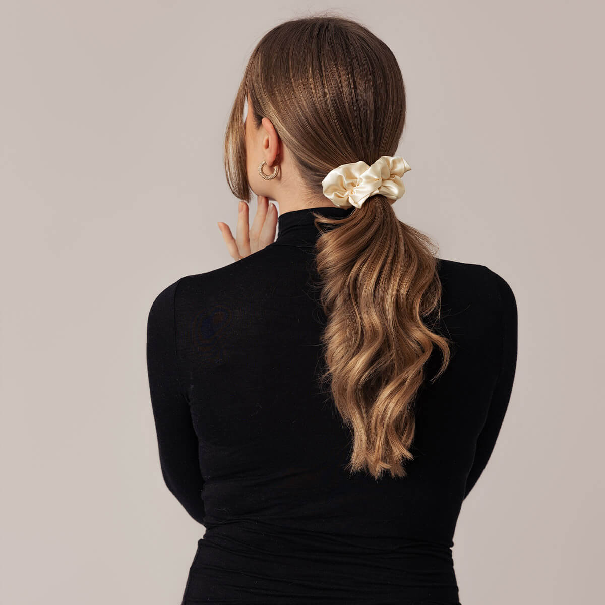 Sidenscrunchie-Champagne-Fluffig-3,1