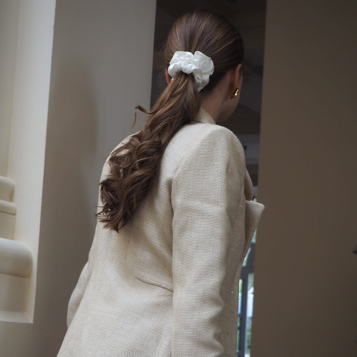 Sidenscrunchie-fluffig-vit